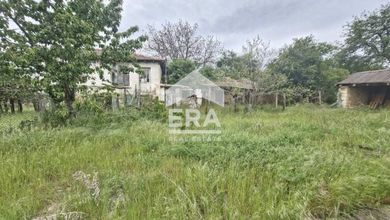 Ексклузивна къща с двор и стопанска постройка за продажба в близост до