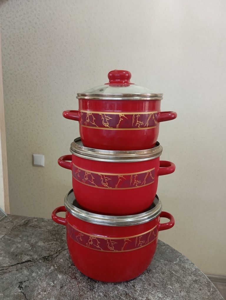 Продам набор эмалированных кастрюль