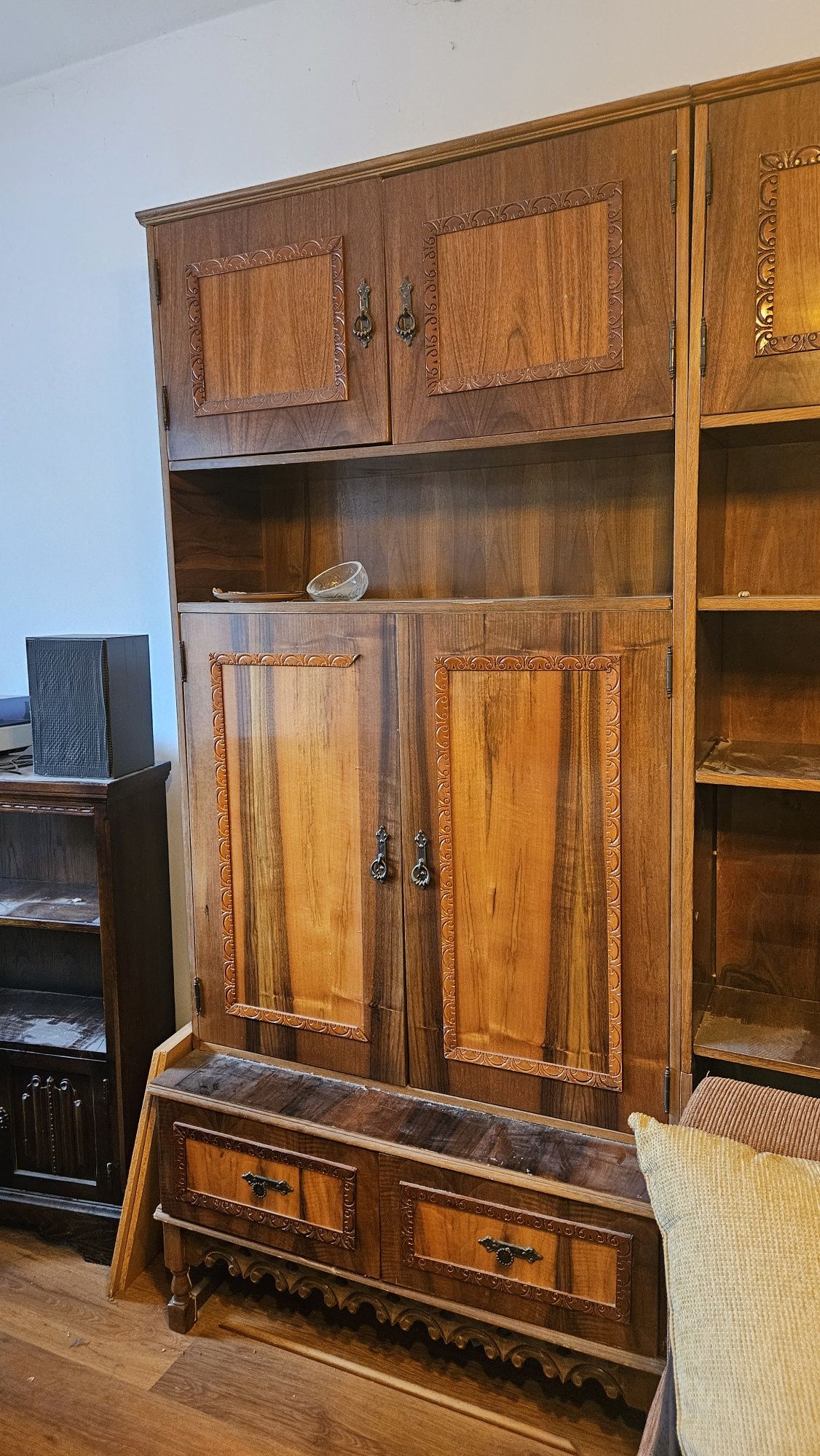 Biblioteca și dulap sufragerie