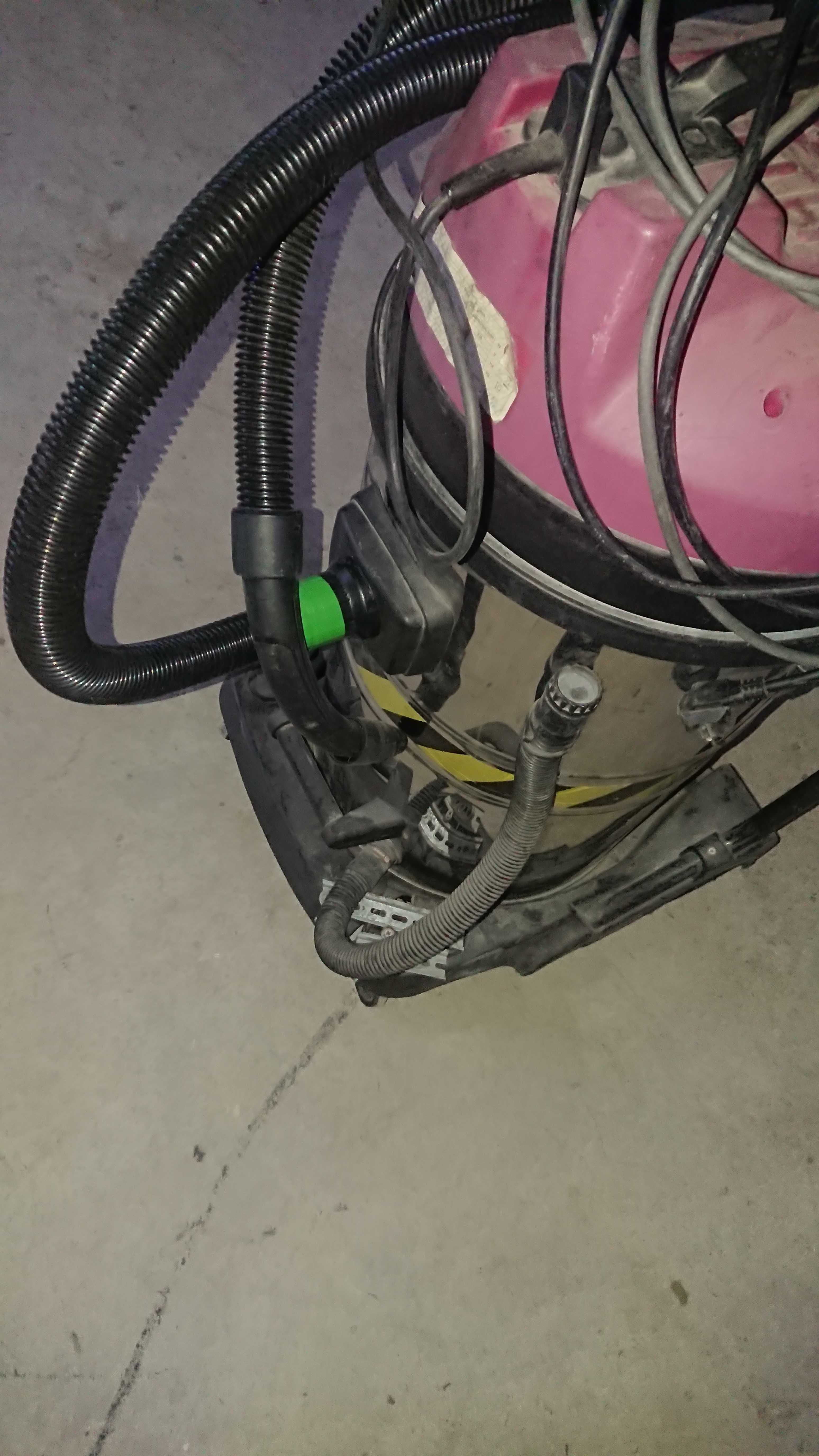 Aspirator PROFESIONALde 3kw.cu 3 motoare a 1000w ,umed-uscat, Italia.