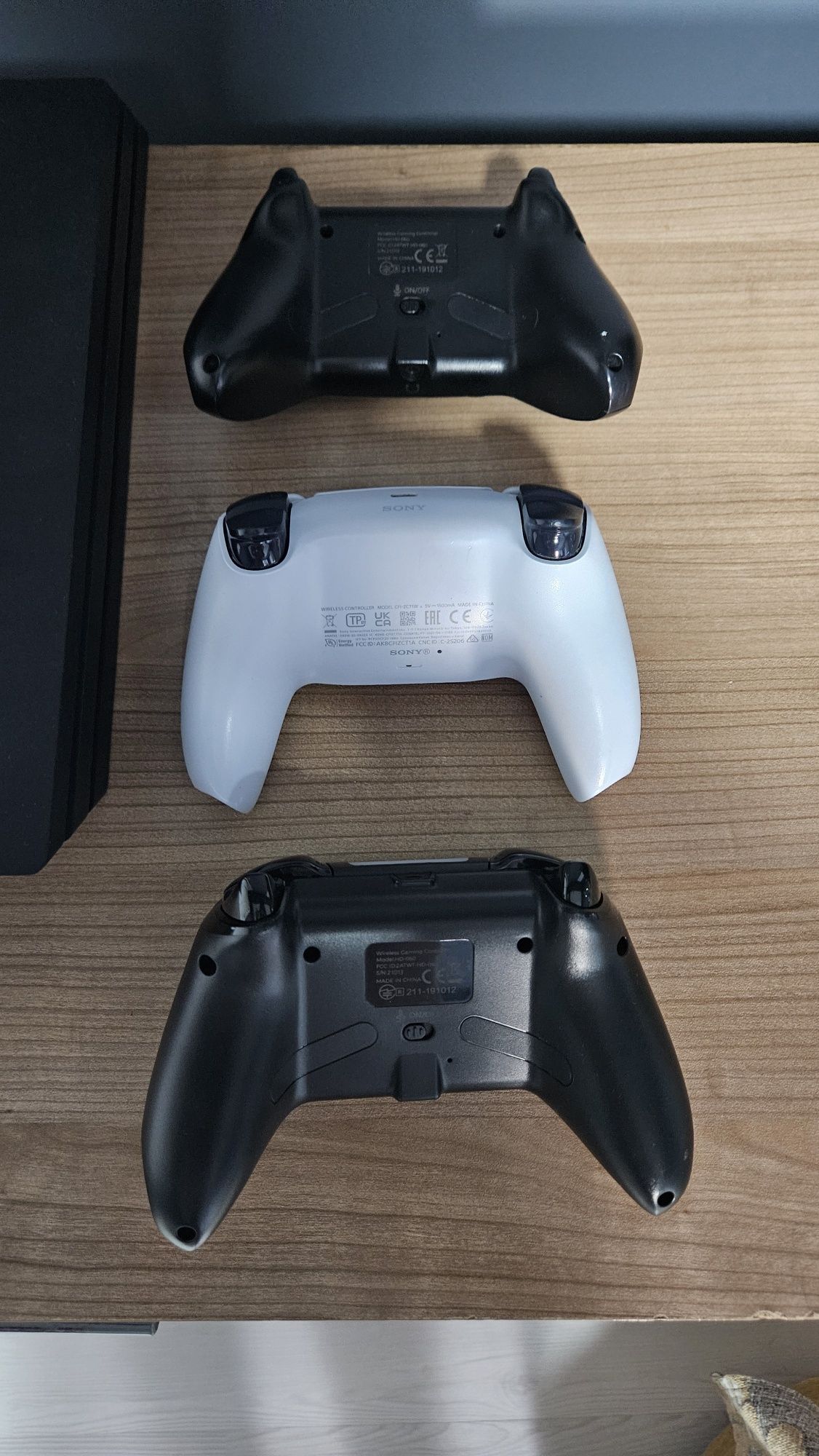 PS4 PRO 1 TB с 3 контролера