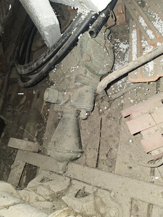 Pompa veche de vin din bronz