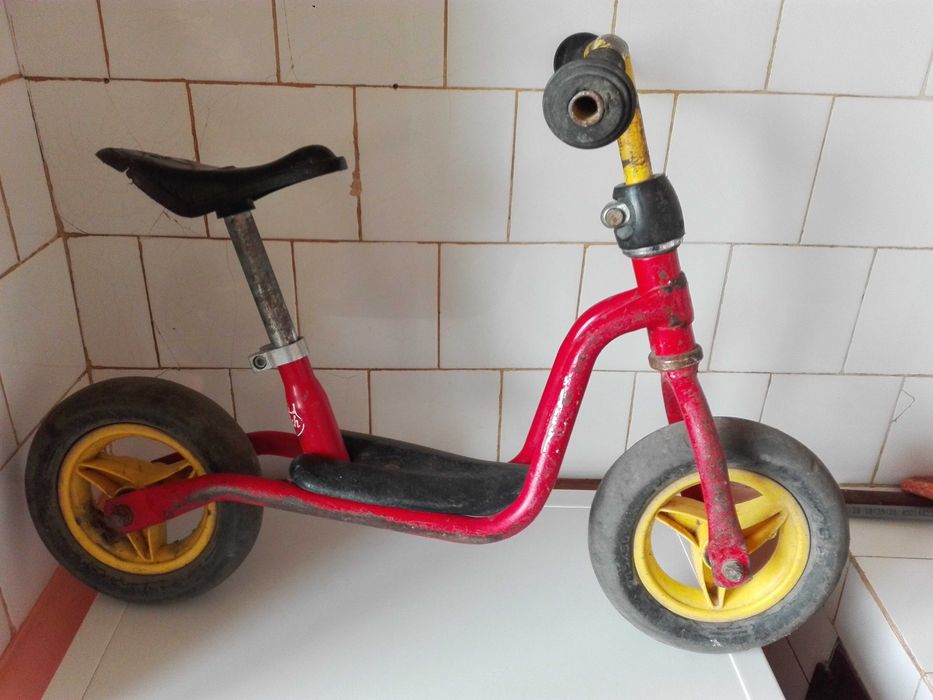 Английски настолен часовник и стара детска тротинетка.