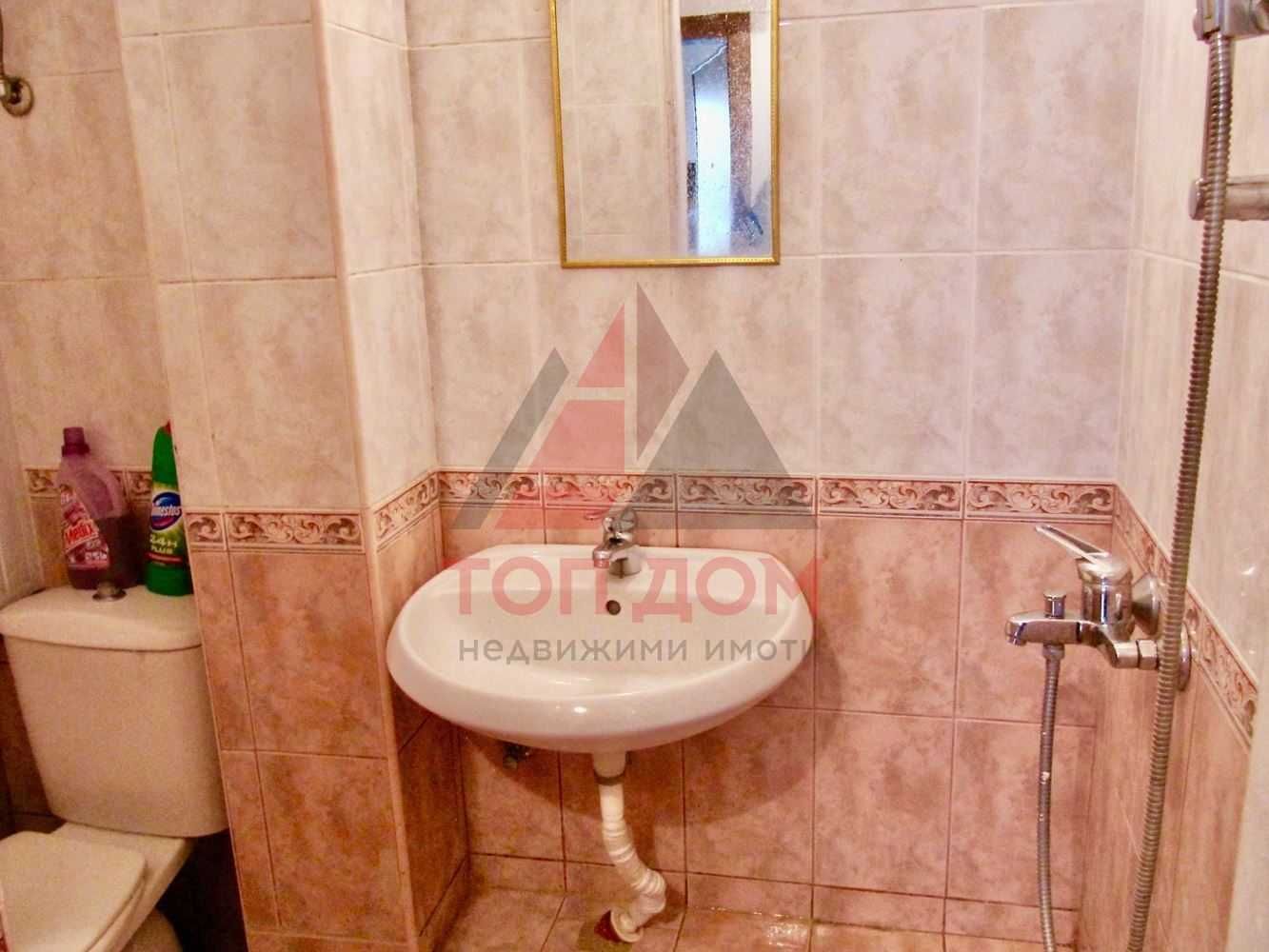 Двустаен! Център! Трети етаж! Подходящ за сам човек! Код 74822