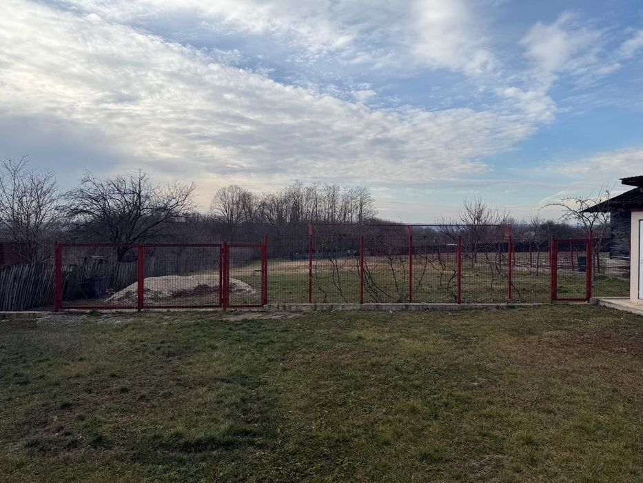 Casă Poiana Lacului -Dinculesti construcție solidă ,zonă liniștită