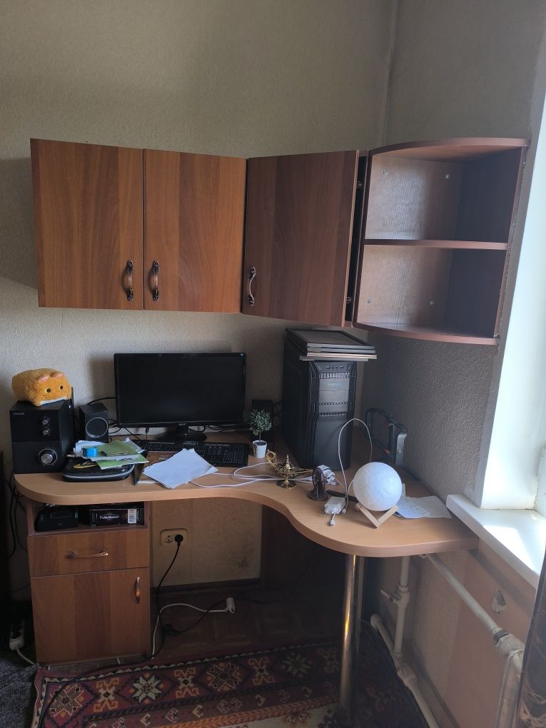 Продается письменный стол  и полки  Б/У