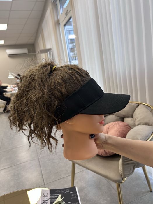 Къдрава перука (естествен косъм) + козирка с опашка