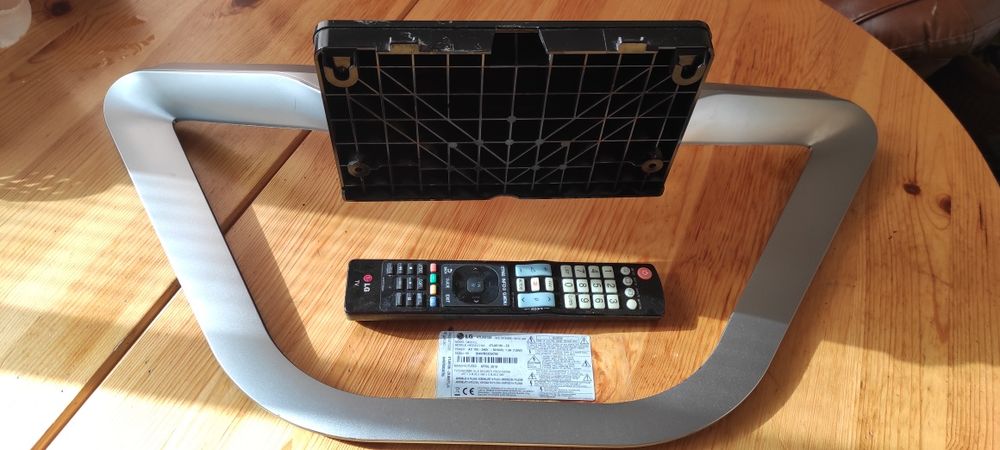Стойка и дистанционно за телевизор LG
