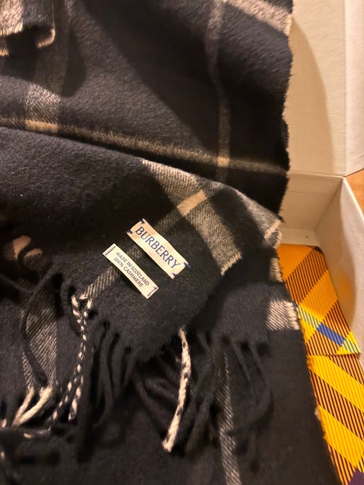 Шал на Burberry с кутия и документи