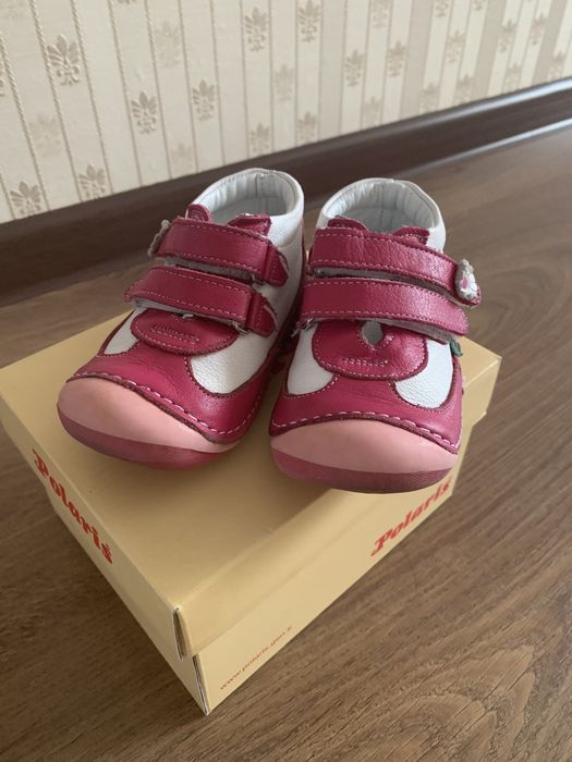 Продам кроссовки на девочку малышку новые