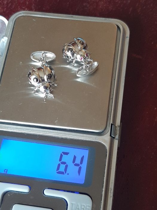 Butoni aur alb 18k buburuza cu ochi rubin