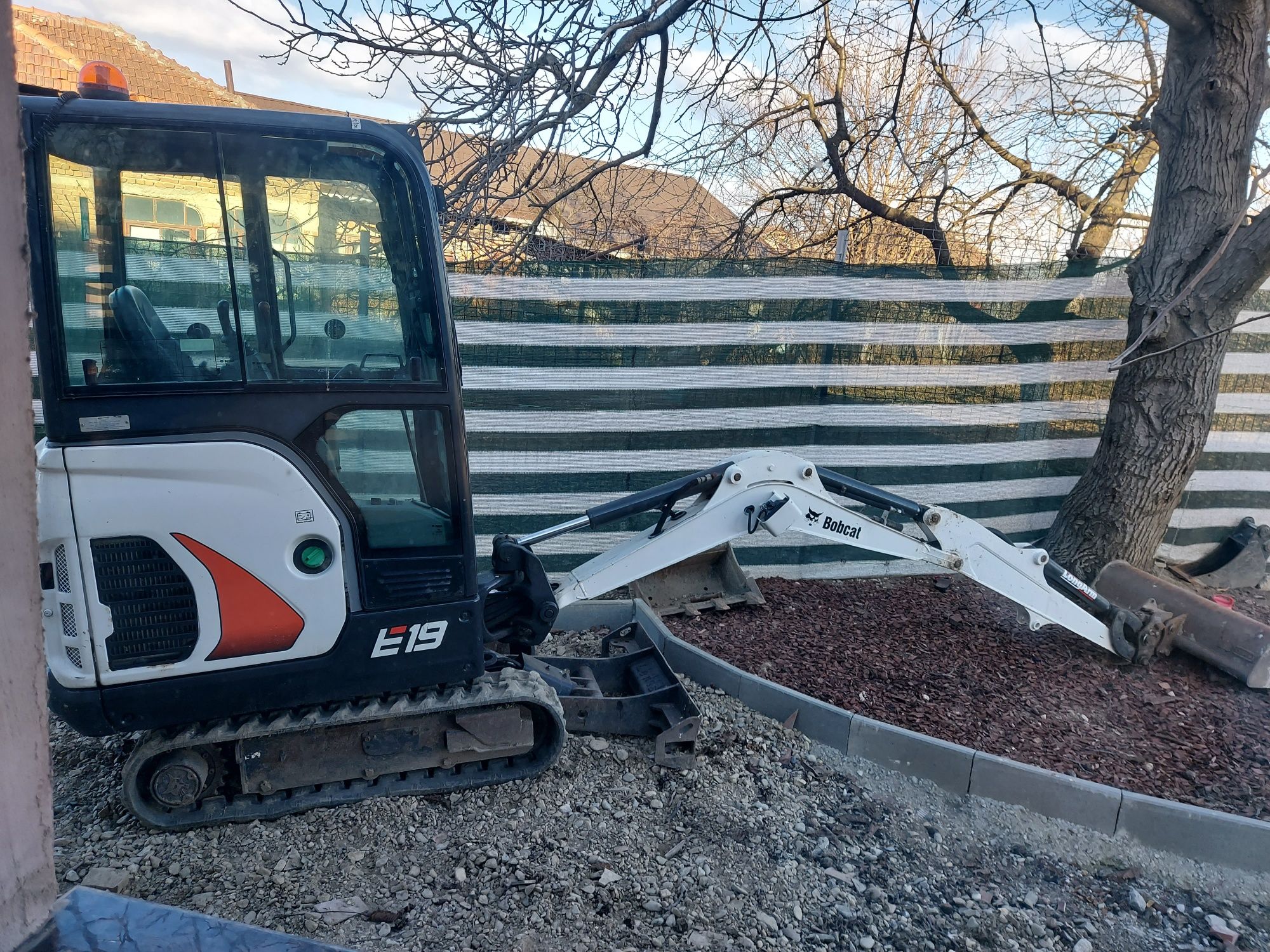 Excavatoare senilate de închiriat și compactor