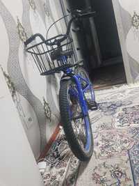 Велосипед синего цвета он складовается