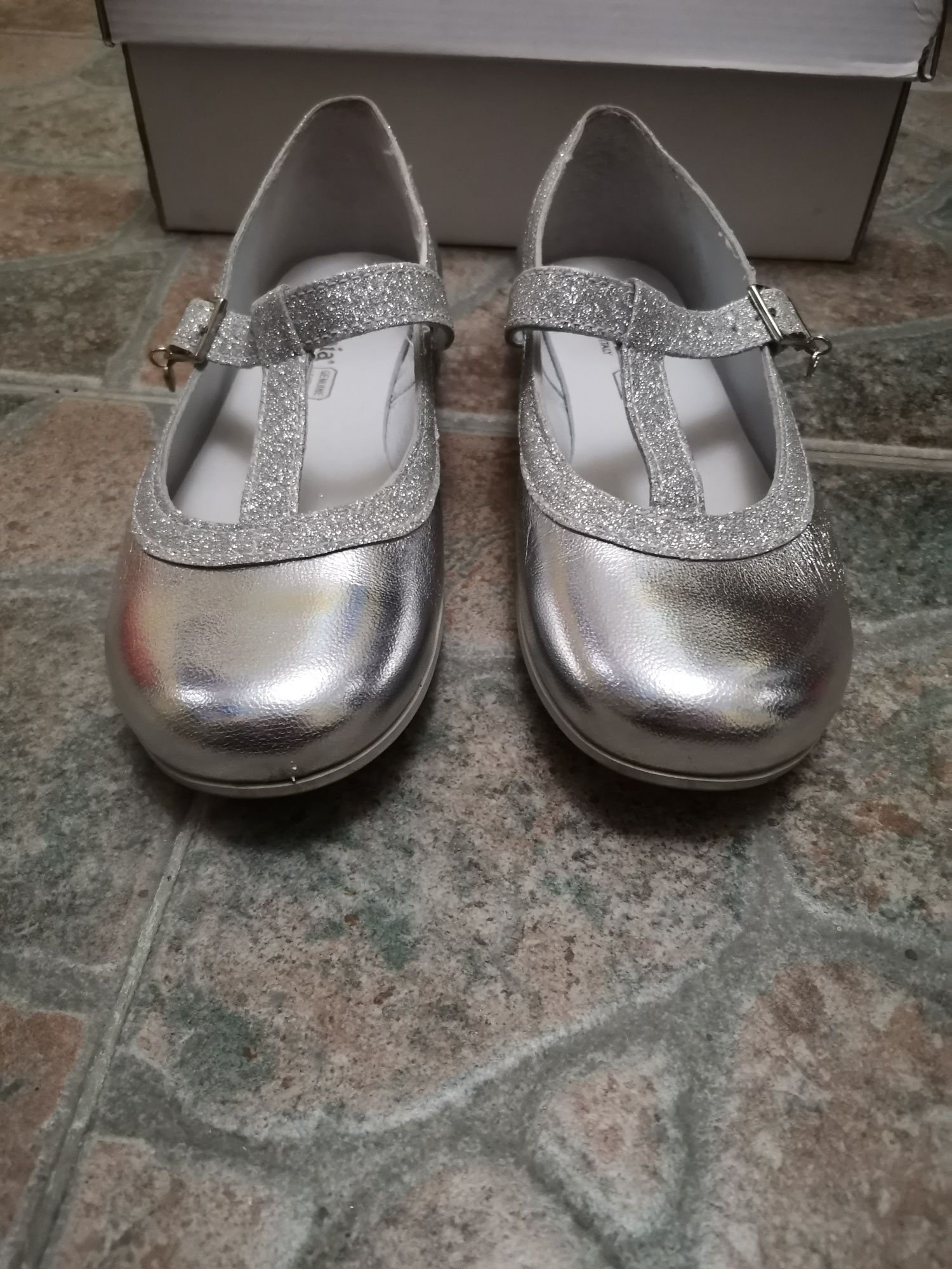 Pantofi argintii de ocazie