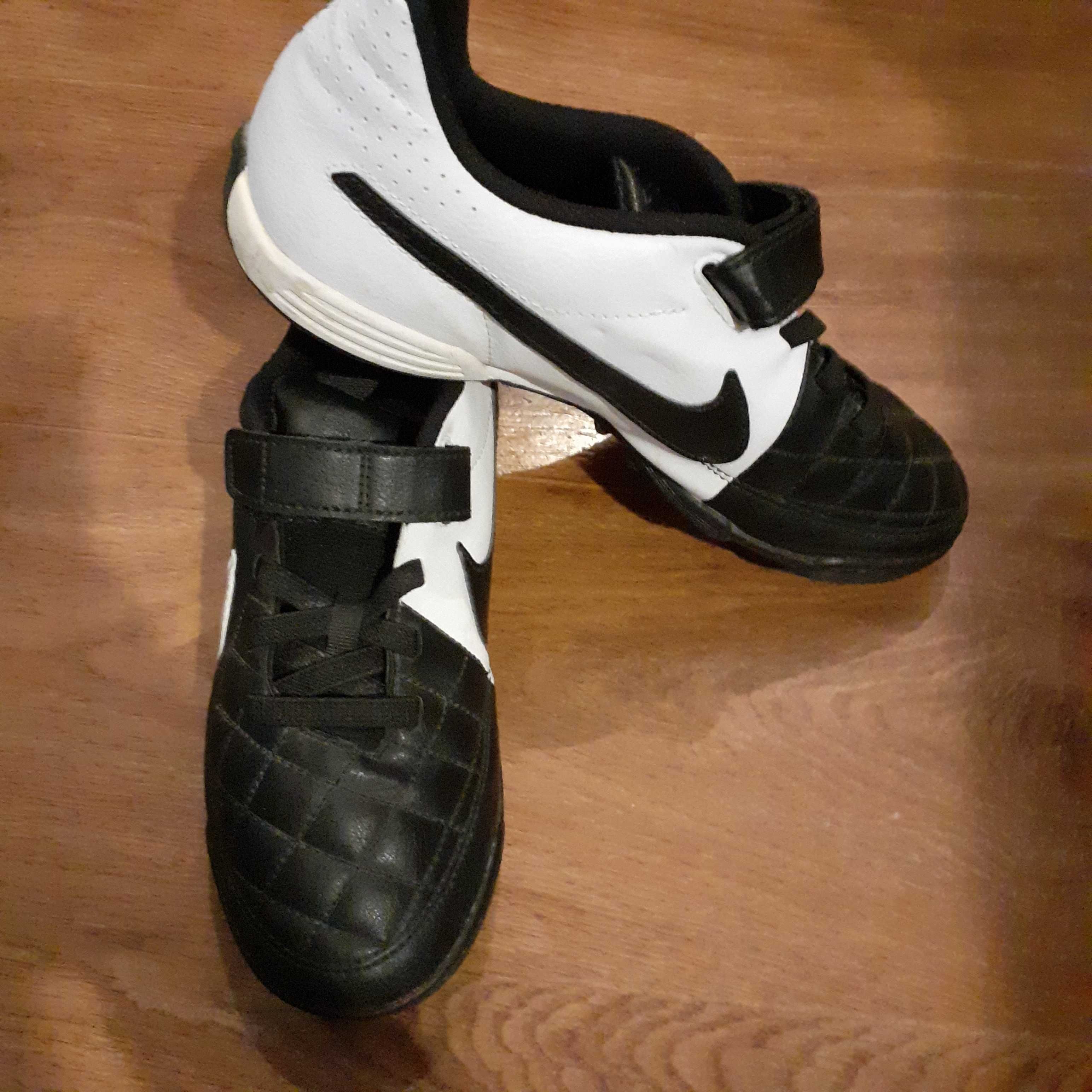 Стоножки Nike в черно/бяло