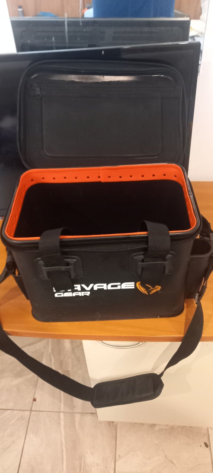 Продавам риболовна чанта SAVAGE GEAR 25L.