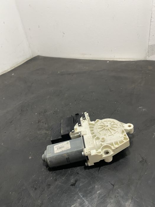 Motoras geam macara dreapta spate Volkswagen Vw Passat B6 1K0959704F