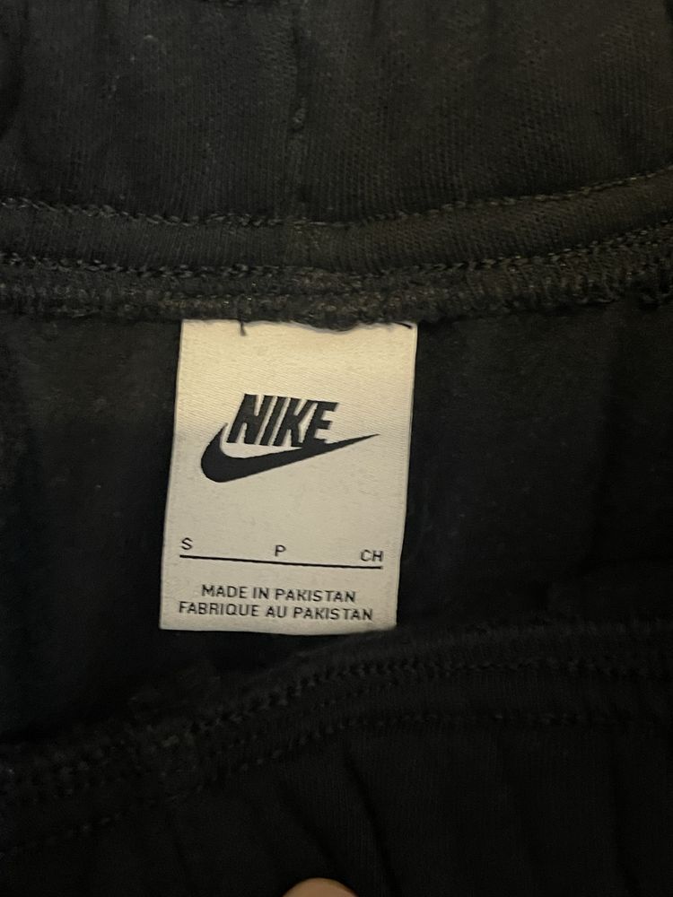 vand pantaloni nike