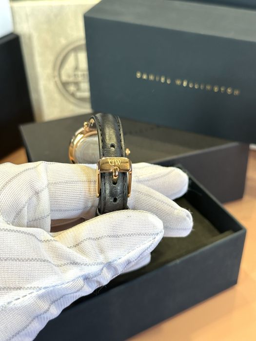 Дамски часовник Daniel Wellington с кожена каишка