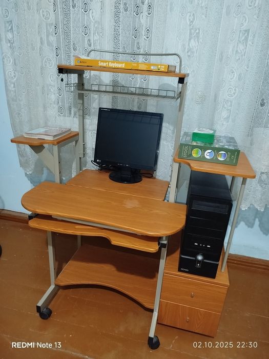 Компьютерный стол с надстройкой и полкой для системного блока !