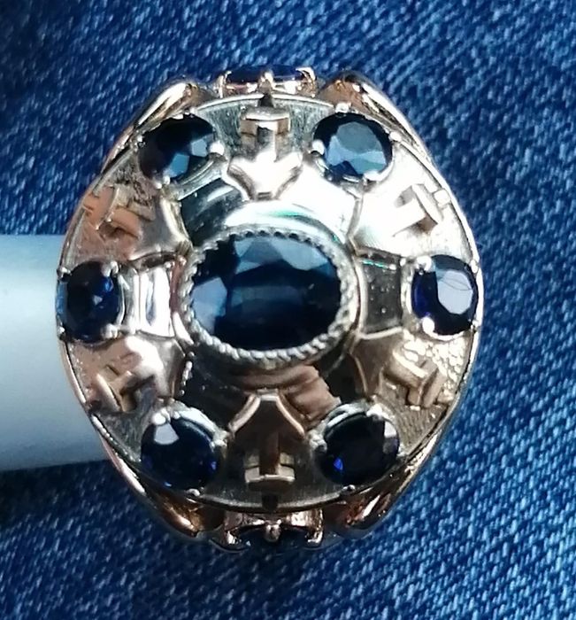 Перстень с сапфирами.