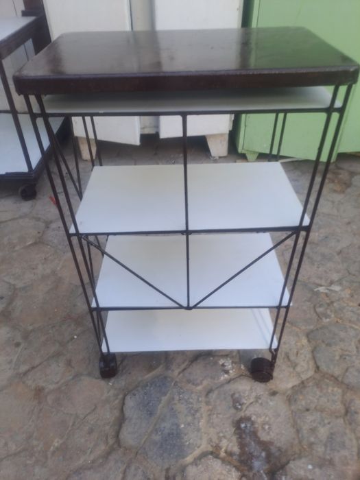 Кухнялар учун полка ва аравачали патнис сотилади.