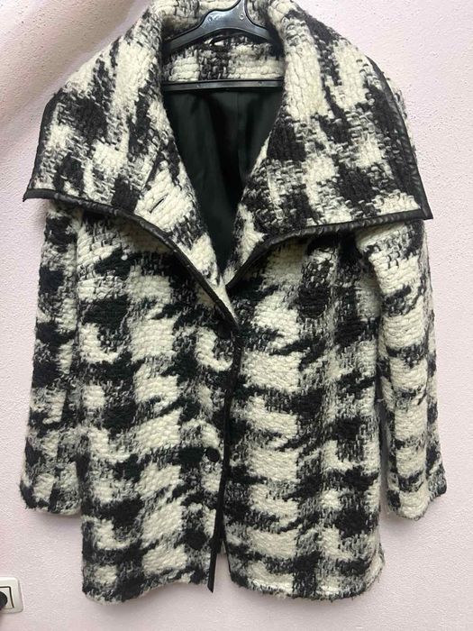 Палто тип букле.