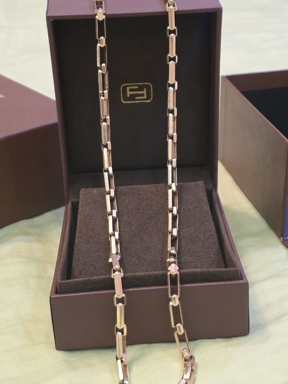 Продам золотую цепь Cartier 585 пробы вес 50 грамм.