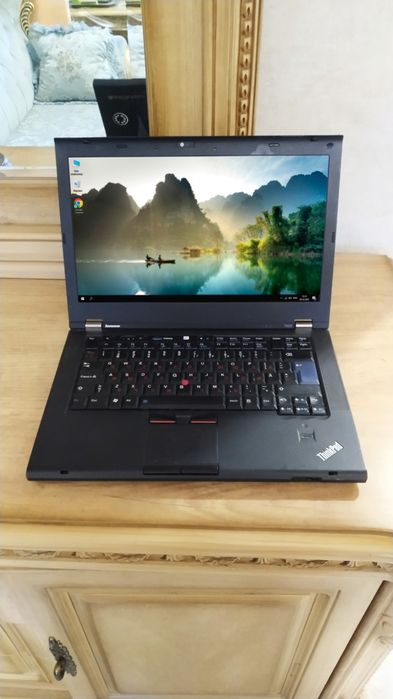 Ноутбук lenovo. Windows 10, батарейка держит.
