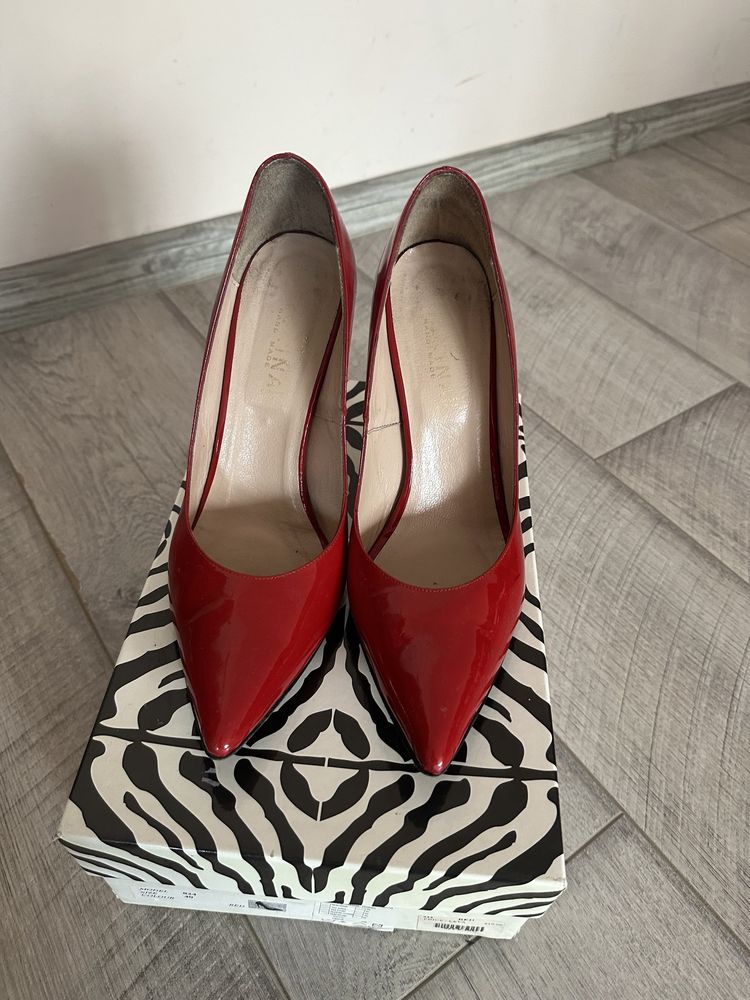 Червени обувки на ток