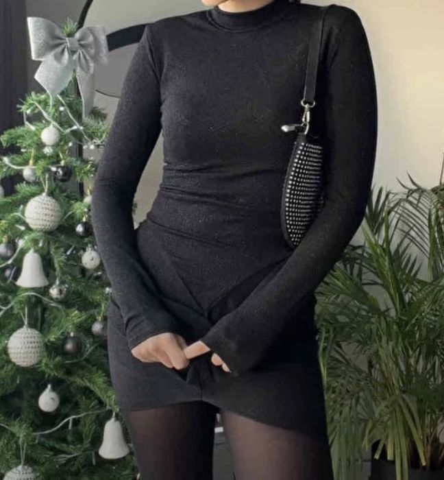 Черна рокля с дълъг ръкав