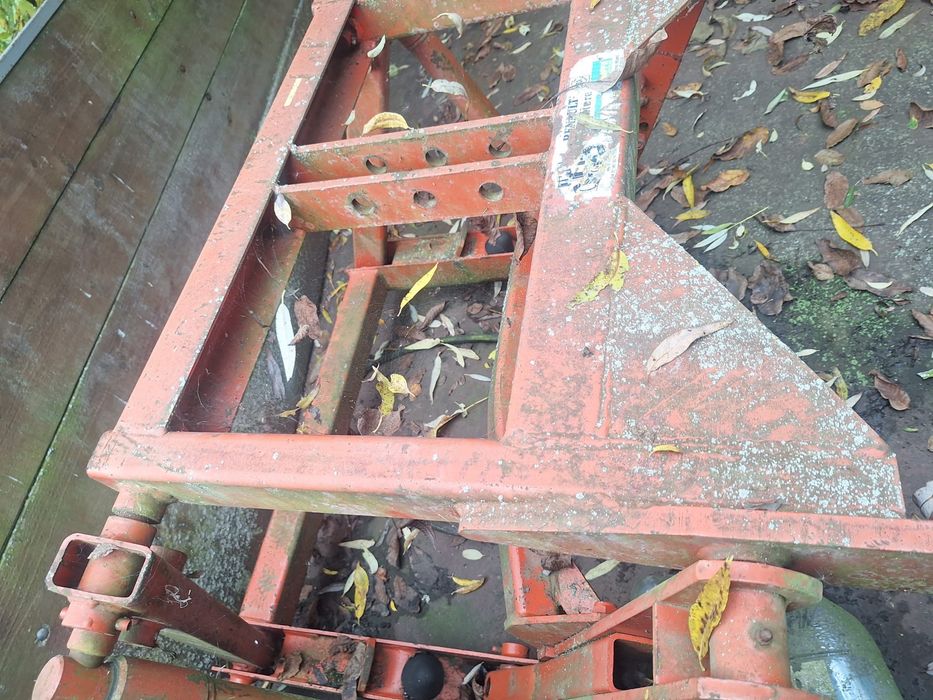 Vand suport pentru semanatoare Maschio si Kuhn