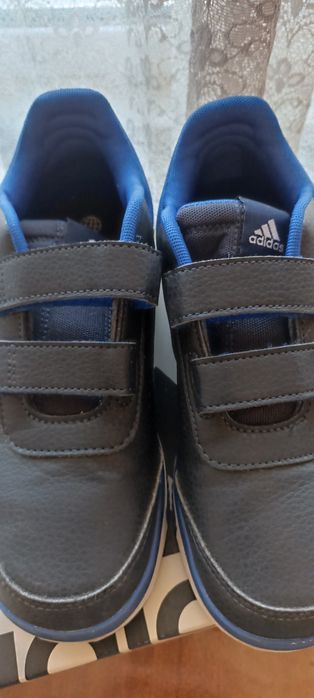 Детски маратонки Adidas. 90 лв.