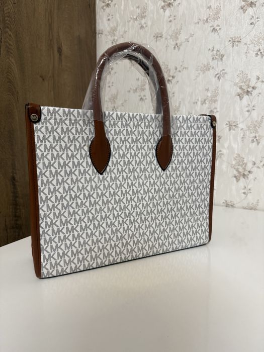 Michael Kors Tote Bag marimea medium - foarte incapatoare.