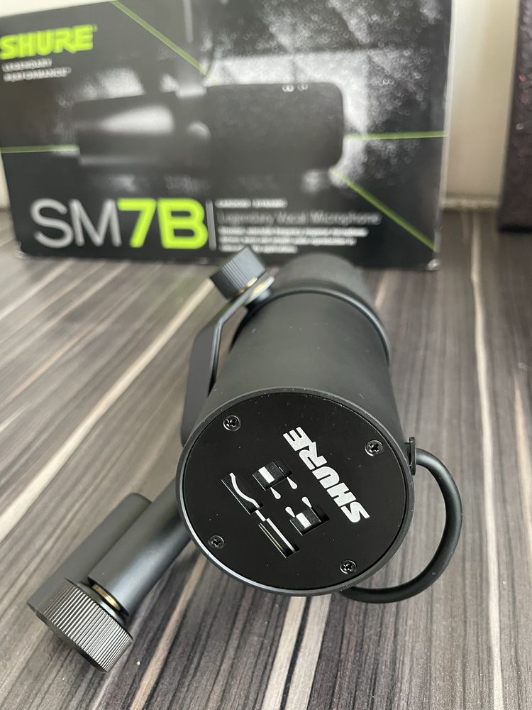 Продается микрофон Shure SM7B