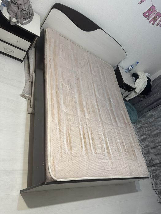 Кровать двуспальная с матрасом