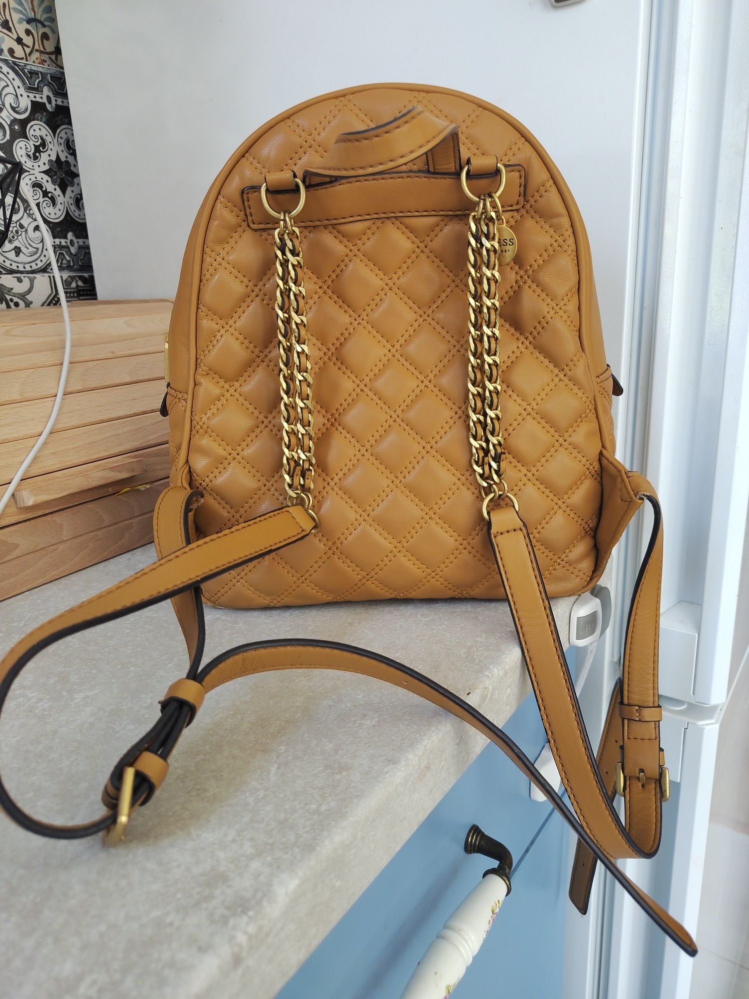 Раница на марката Guess