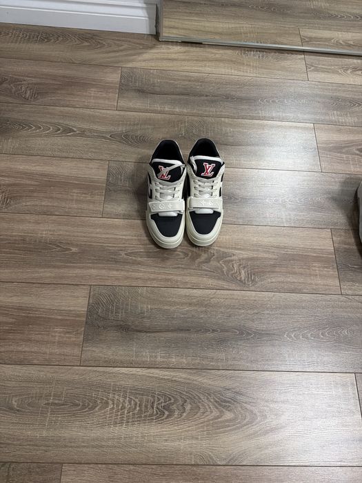 Vand adidasi noi 700 lei