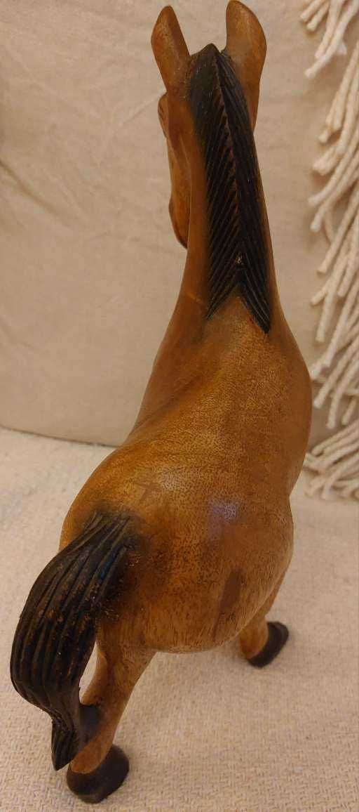 Figurina (cal sculptat) din lemn pretios de par 31 cm x 24 cm intacta