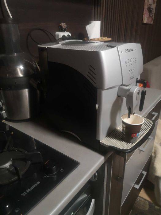 Продавам работеща Кафе машина saeco