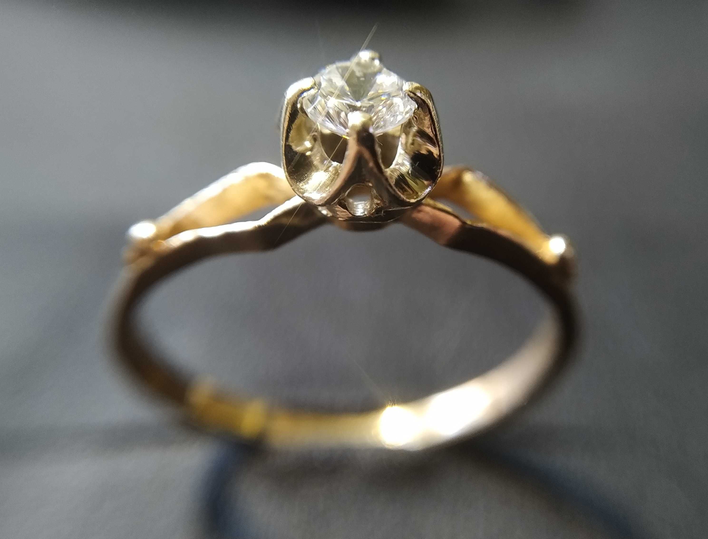 Золотое кольцо с фианитом, 18 размер, 585 проба