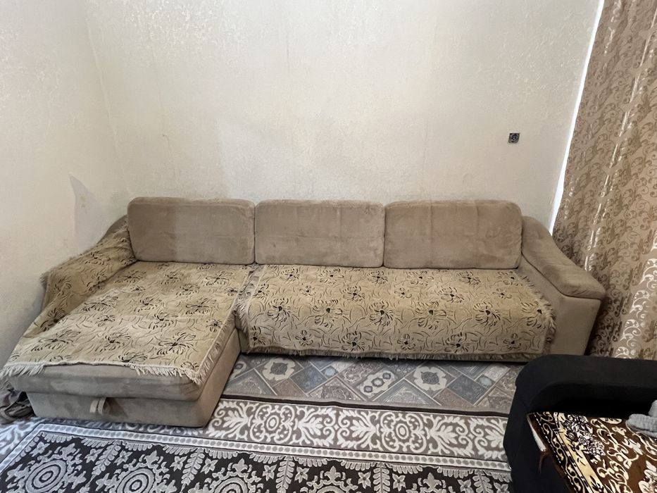 Угловой диван в хорошем состоянии