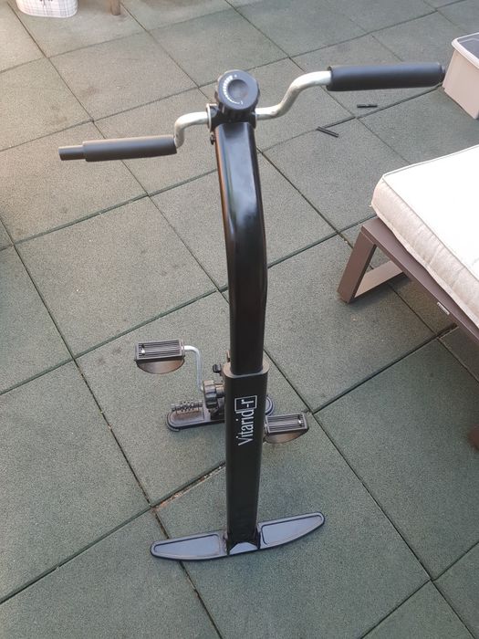 Bicicleta statica pentru picioare și mâini