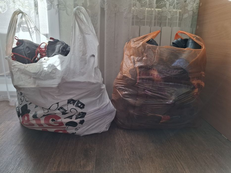 Отдам в одни руки 2 огромных пакета обуви