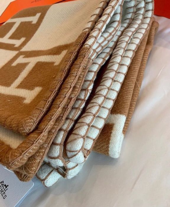 Hermes одеяло и възглавница