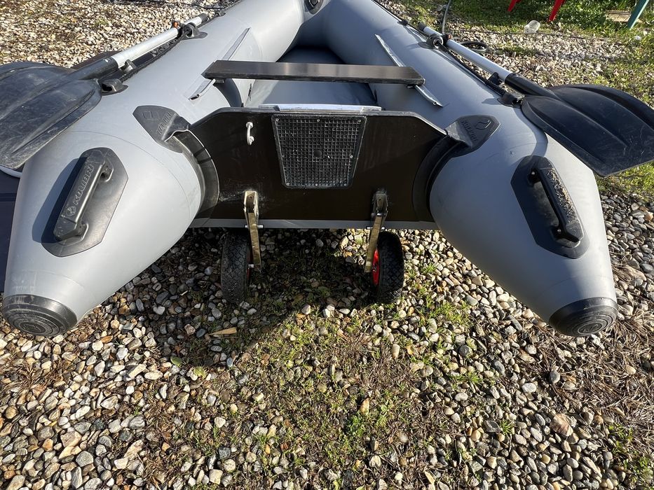 Vând barcă gonflabilă Kolibri KM 280 D cu podină full tego.