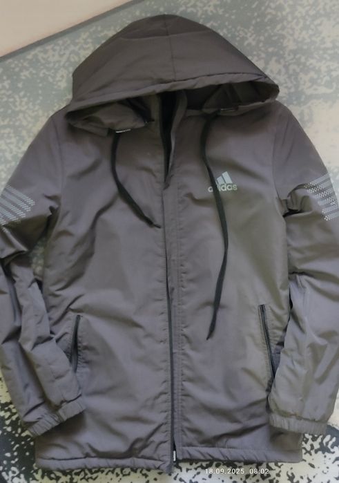 Продам демисезонную куртку на мальчика