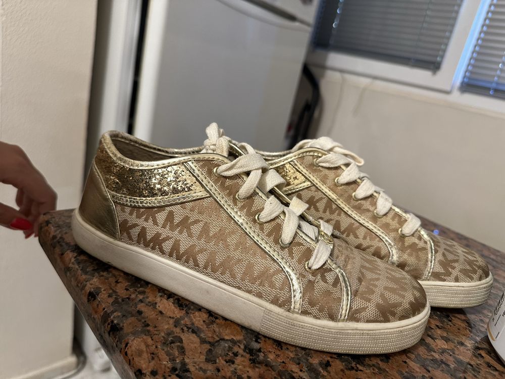 Обувки Armani, Michael kors, Converse