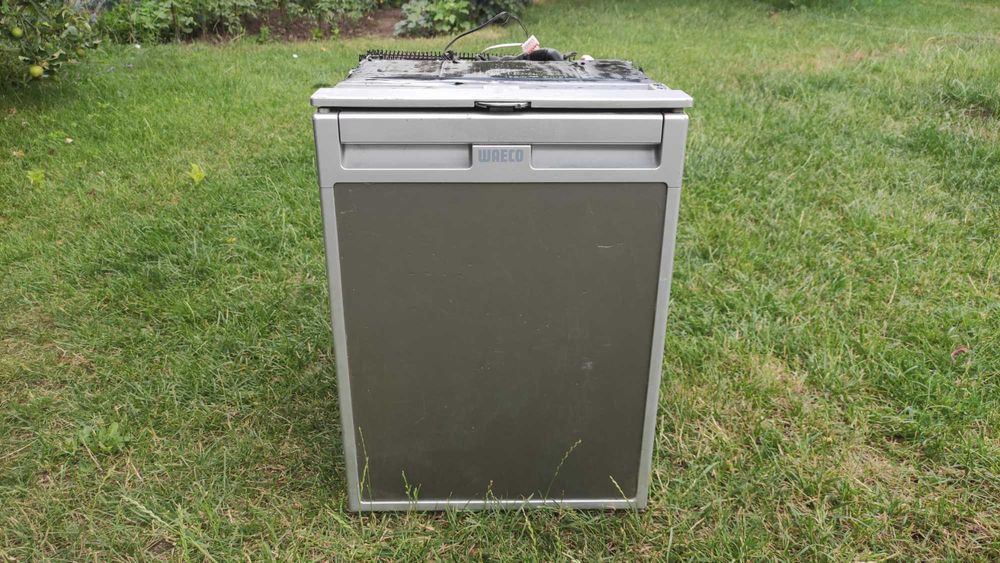 Frigider marca Waeco, model cu compresor cu alimentare la 12v.