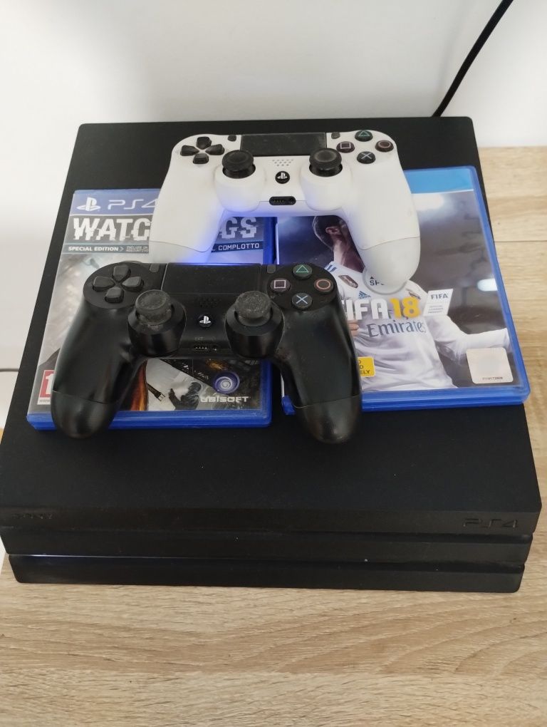 Vând PS4 pro cu 2 controlere